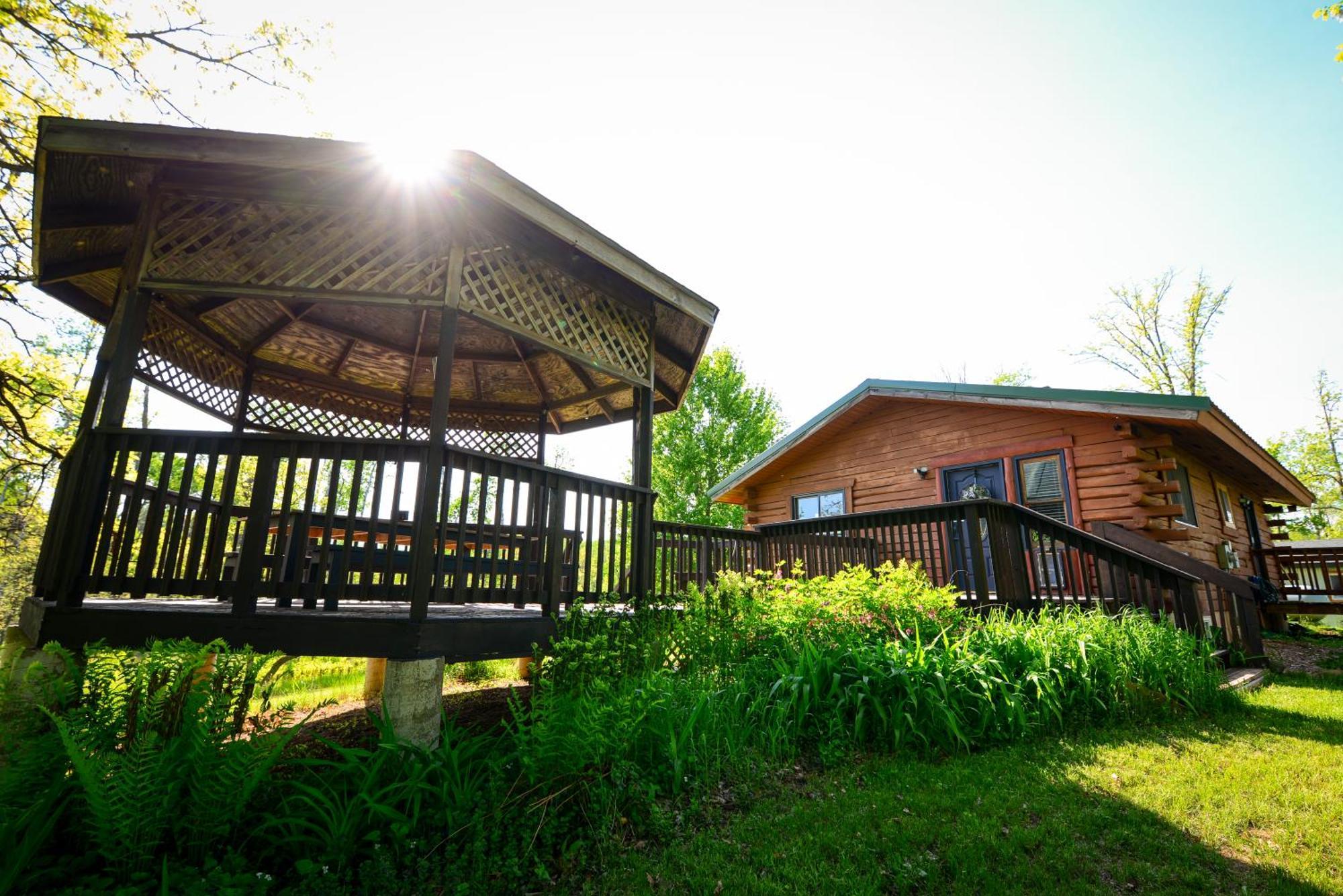 Cozy Cabin With Hottub At Cloverdale Cabins ฮินค์ลีย์ ภายนอก รูปภาพ